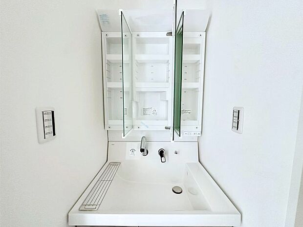 【その他設備(三面鏡裏収納)】三面鏡の裏に、化粧品や衛生用品などを収納可能。洗面台をすっきりと保ちます!