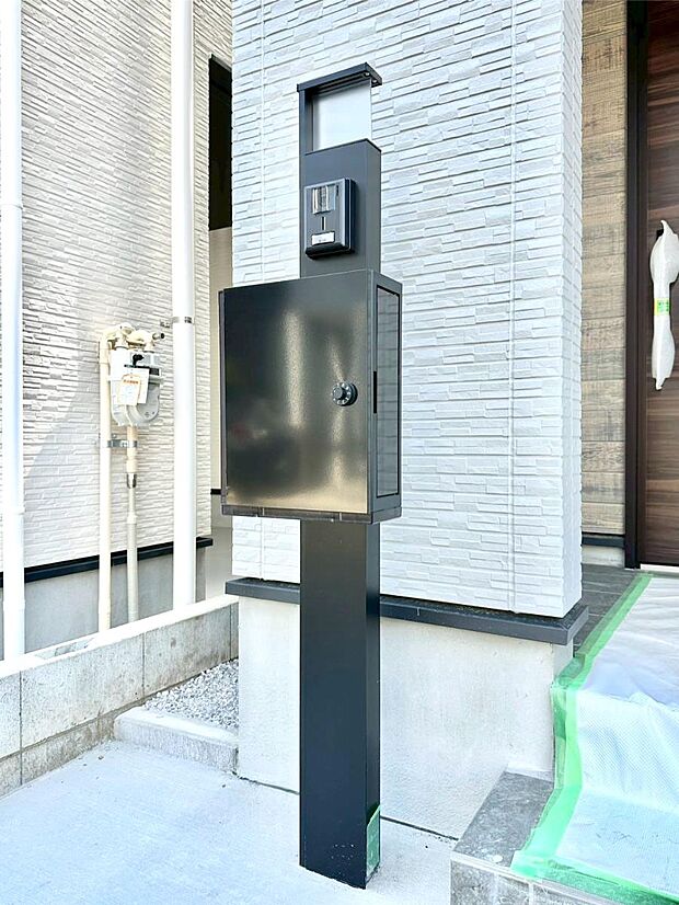 【その他現地】シンプルデザインのポスト。