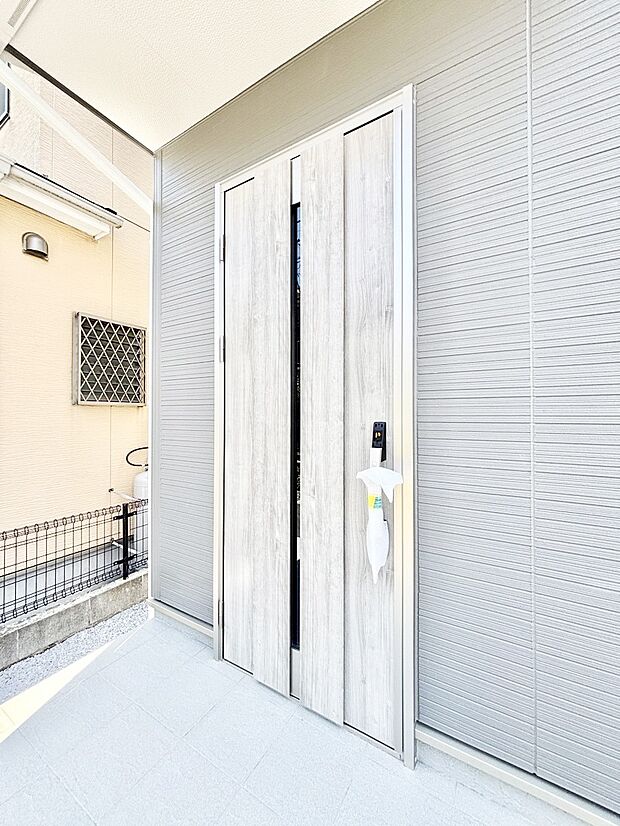 【玄関】玄関前は雨が降っても濡れにくい屋根付き
