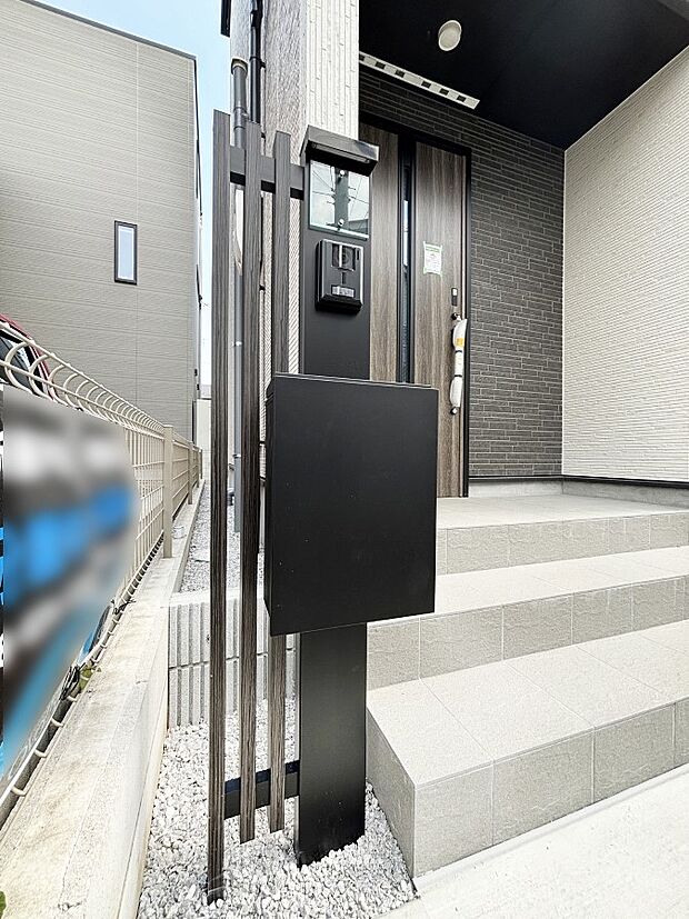 【その他現地】シンプルデザインのポスト。