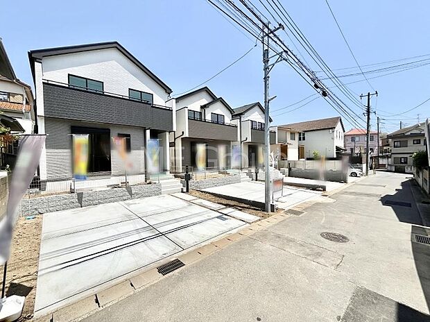 【前面道路含む現地写真】見通しの良さとともに、街並みに開放感を与えてくれます。