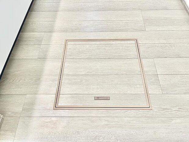 【その他設備(床下収納)】床下収納付き!日用品・非常用品の収納にも大活躍。