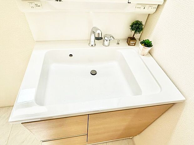 【その他設備(ハンドシャワー水栓)】ハンドシャワー付き!使いやすい洗面台。