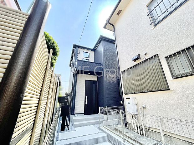 【現地外観写真】洗練された外観、上質な住空間が広がる室内は永く安心して過ごせる住居です。