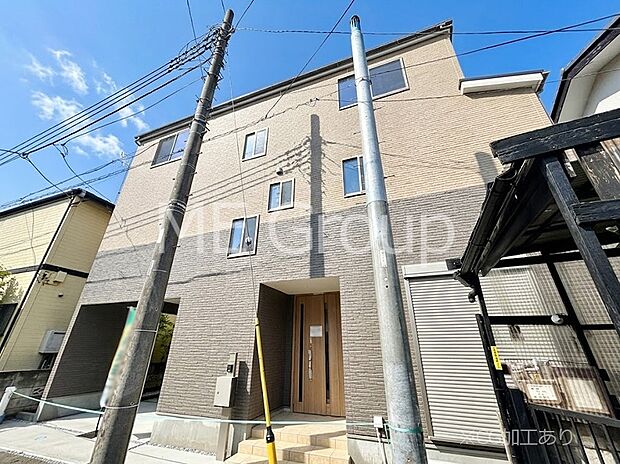 【現地外観写真】暮らしやすさと居心地の良さにこだわったシンプルで飽きのこないデザイン !