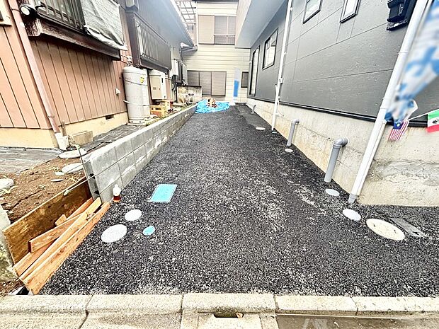 【駐車場】駐車2台可能!急なお客様の駐車に。また、ご家族の自転車スペースとしても大活躍。