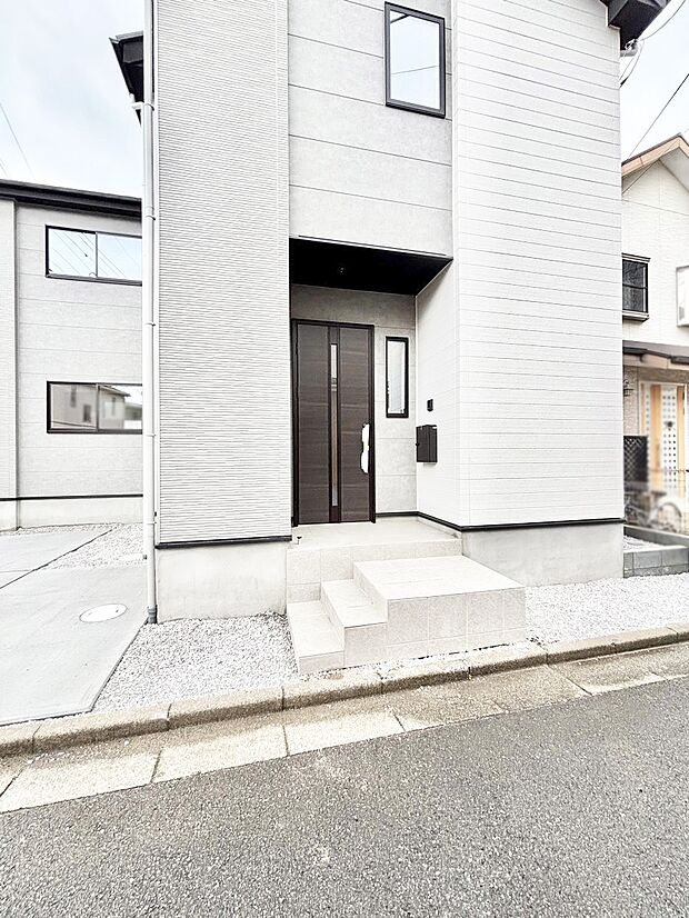 【玄関】玄関前は屋根付きで雨が降っていても濡れにくいです。