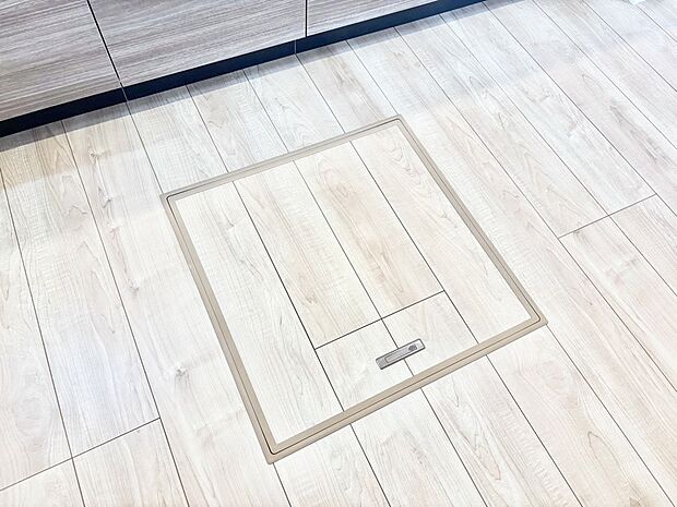 【その他設備(床下収納)】床下収納付き！日用品・非常用品の収納にも大活躍。
