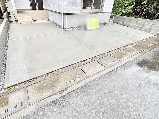 【駐車場】2台（車種による）駐車可！ご家族みんなの自転車も置ける広々カースペース。