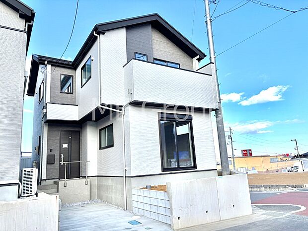 【現地外観写真】暮らしやすさと居心地の良さにこだわったシンプルで飽きのこないデザイン ！