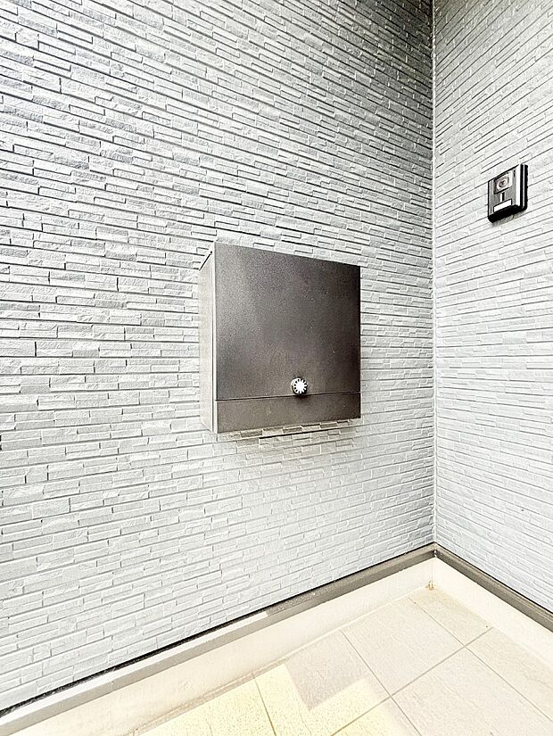 【その他現地】シンプルなデザインのポスト