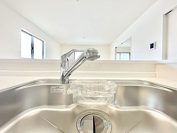 【その他設備(蛇口一体型浄水器)】浄水器一体型のキッチンで洗い物用・料理用と切り替え簡単!