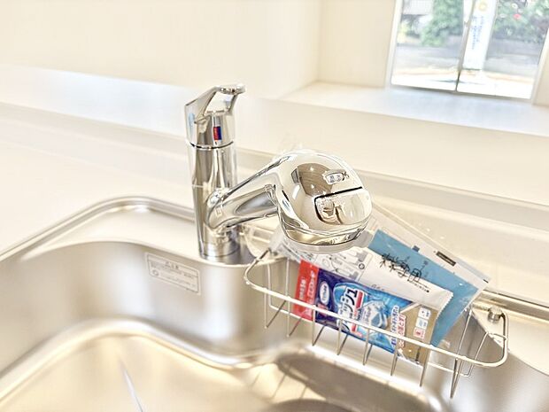 【その他設備(浄水器)】いつでも清潔なおいしいお水を。一つの水栓で水道水と浄水を使い分け。