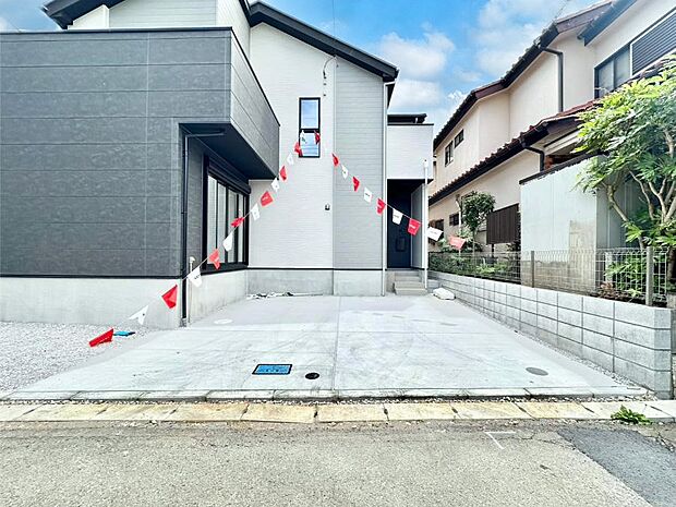 【駐車場】駐車2台可能!急なお客様の駐車に。また、ご家族の自転車スペースとしても大活躍。