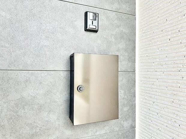 【その他現地】シンプルデザインのポスト。