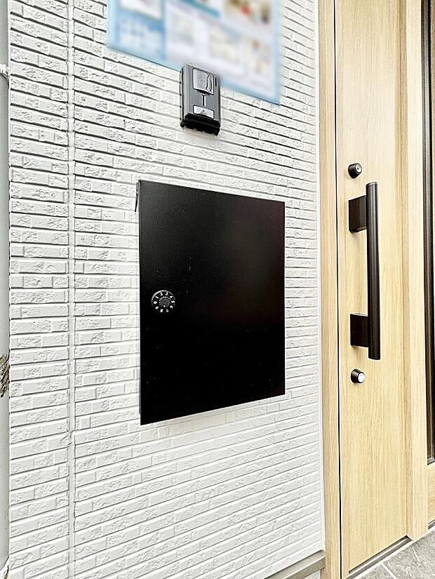 【その他現地】シンプルデザインのポスト。