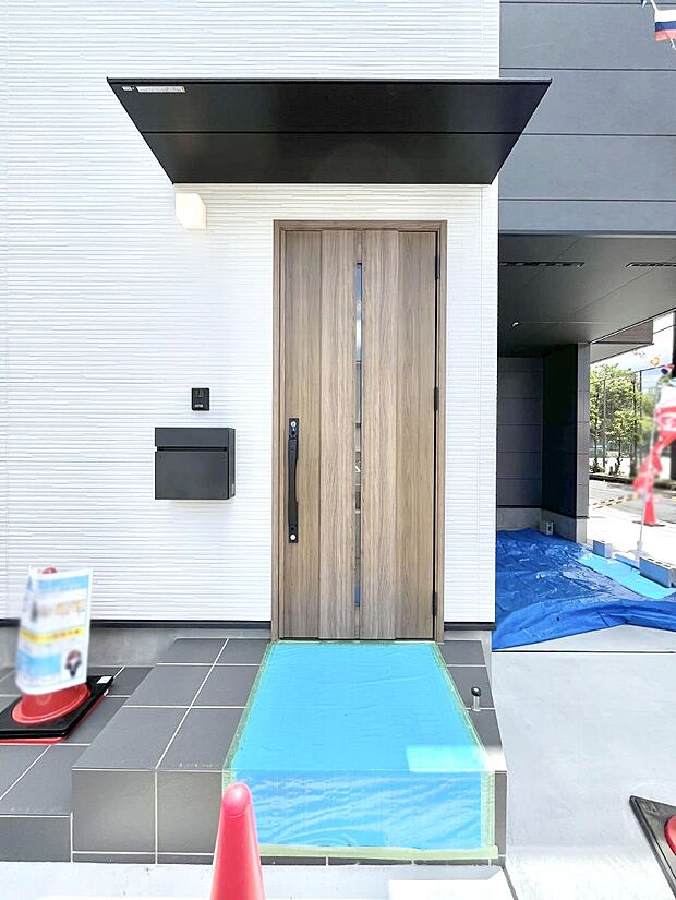 【玄関】大切な家族、来客を出迎える玄関。