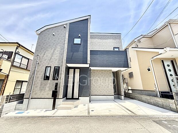 【現地外観写真】洗練された外観、上質な住空間が広がる室内は永く安心して過ごせる住居です。 