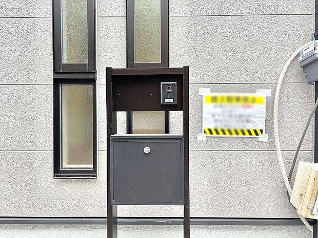 【その他現地】シンプルデザインのポスト。