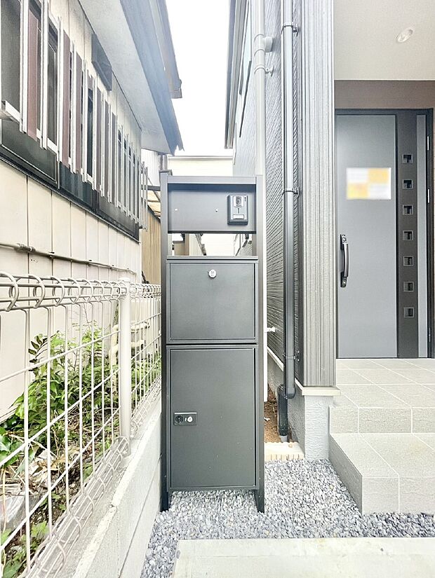 【その他現地】表札・インターホン・ポスト・宅配ＢＯＸをひとつに集約。エントランスになじむシンプルデザイン。