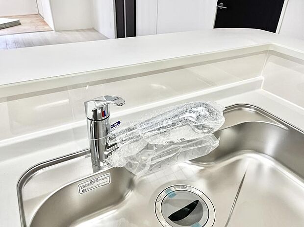【その他設備(浄水器)】いつでも清潔なおいしいお水を。一つの水栓で水道水と浄水を使い分け。