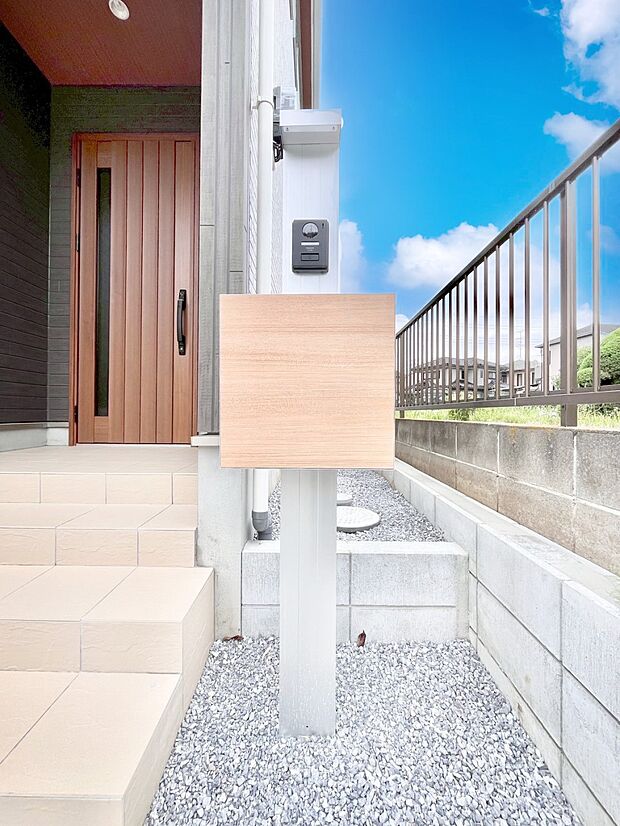 【その他現地】シンプルデザインのポスト。