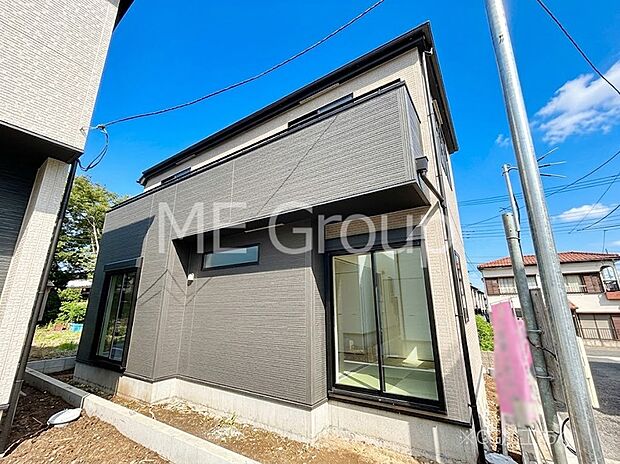 【現地外観写真】たっぷりの陽光と開放感に包まれる明るい住まい