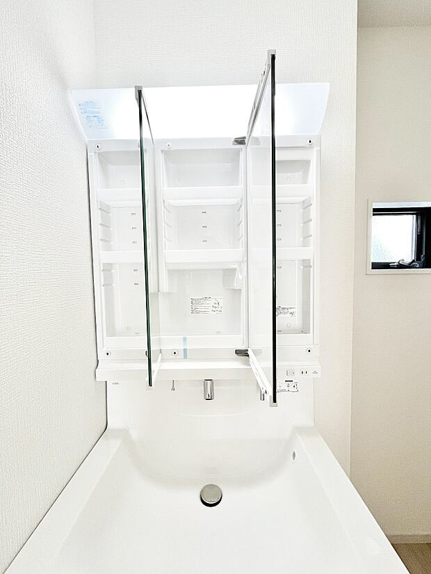 【その他設備(三面鏡裏収納)】三面鏡の裏に、化粧品や衛生用品などを収納可能。洗面台をすっきりと保ちます！