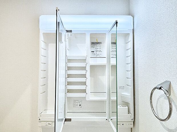 【その他設備(三面鏡裏収納)】三面鏡の裏に、化粧品や衛生用品などを収納可能。洗面台をすっきりと保ちます!