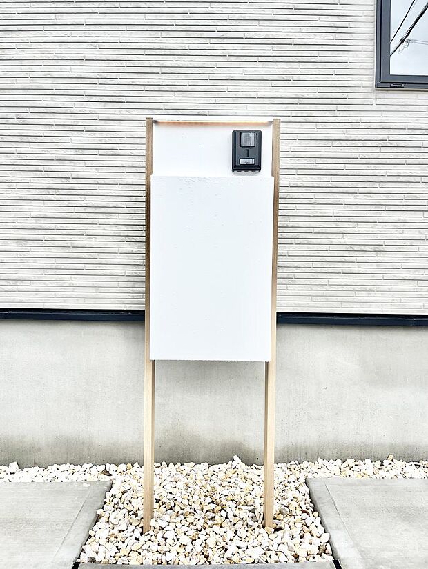 【その他現地】シンプルデザインのポスト。