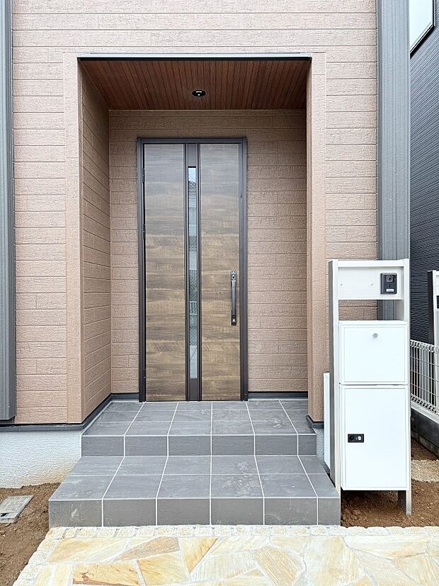 【玄関】大切な家族、来客を出迎える玄関。