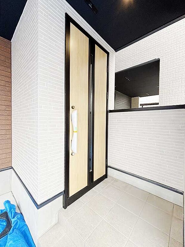 【玄関】シンプルで落ち着いた雰囲気の玄関でご家族やお客様をお出迎え！