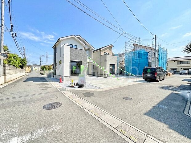 【前面道路含む現地写真】角地なので日当たりも良く、お家が堂々として見えます。