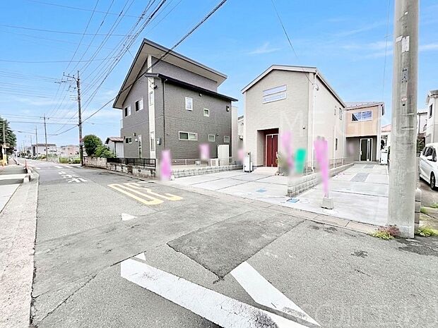 【前面道路含む現地写真】奥まった地形は、車道に面しておらず、静かでプライベート感を味わえる立地です。