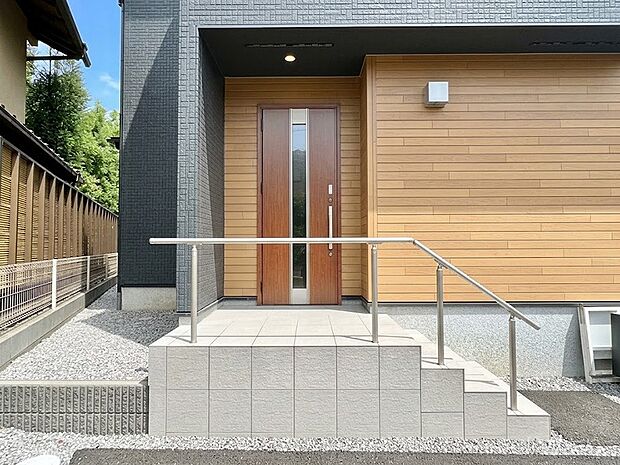 【玄関】大切な家族、来客を出迎える玄関。