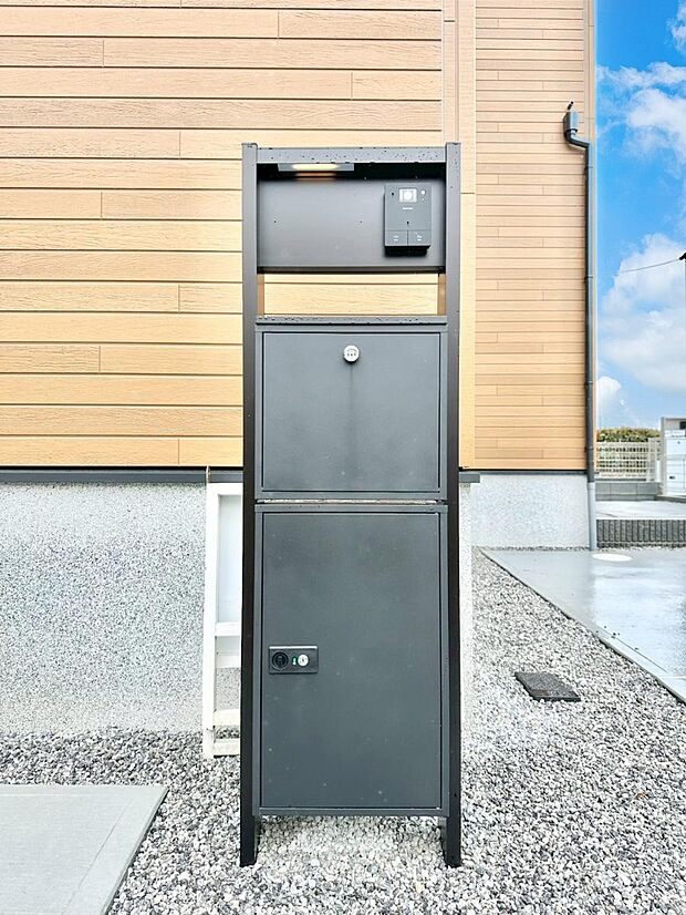 【その他現地】表札・インターホン・ポスト・宅配BOXをひとつに集約。エントランスになじむシンプルデザイン。