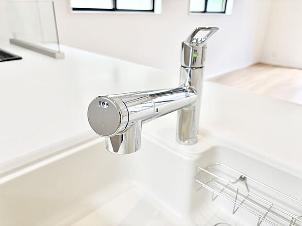【その他設備(蛇口一体型浄水器)】いつでも清潔なおいしいお水を。一つの水栓で水道水と浄水を使い分け。