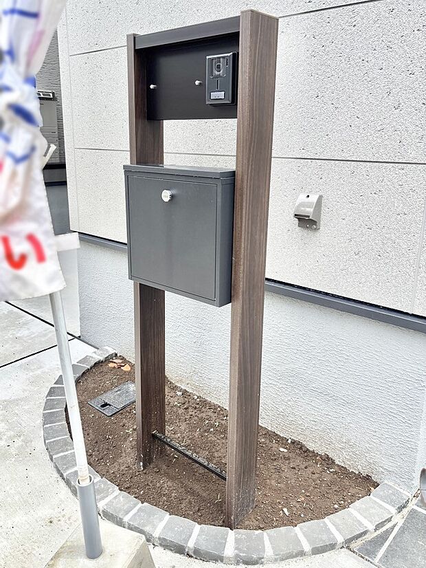 【その他現地】表札・インターホン・ポストをひとつに集約。エントランスになじむシンプルデザイン。