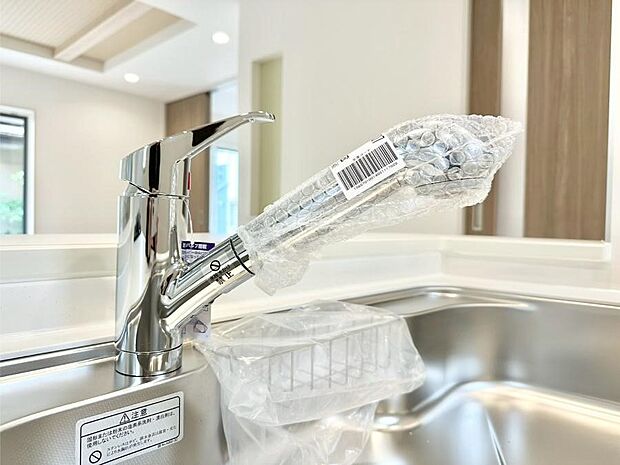 【その他設備(蛇口一体型浄水器)】浄水器一体型のキッチンで洗い物用・料理用と切り替え簡単！