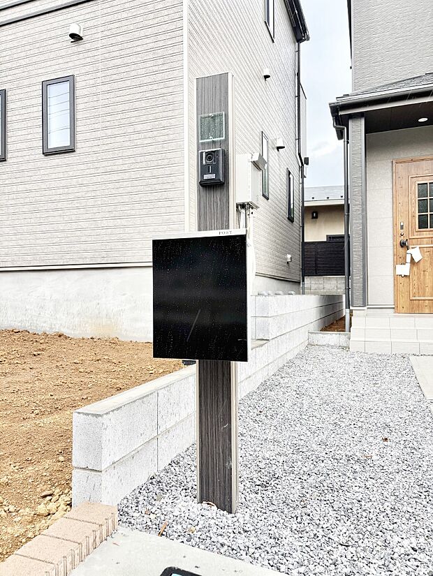 【その他現地】シンプルなデザインのポスト
