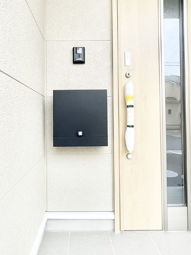 【その他現地】シンプルデザインのポスト。