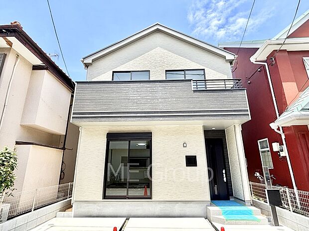 【現地外観写真】洗練された外観、上質な住空間が広がる室内は永く安心して過ごせる住居です。 