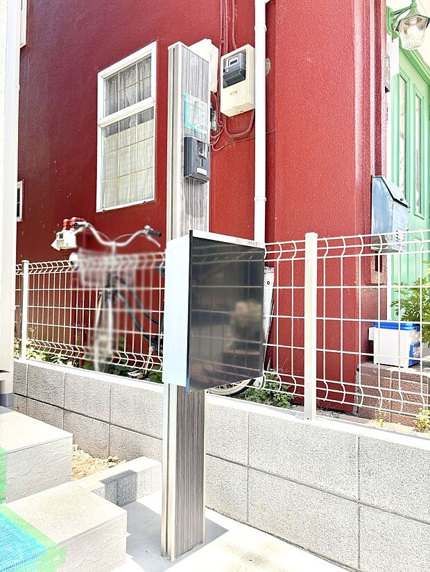 【その他現地】シンプルデザインのポスト。