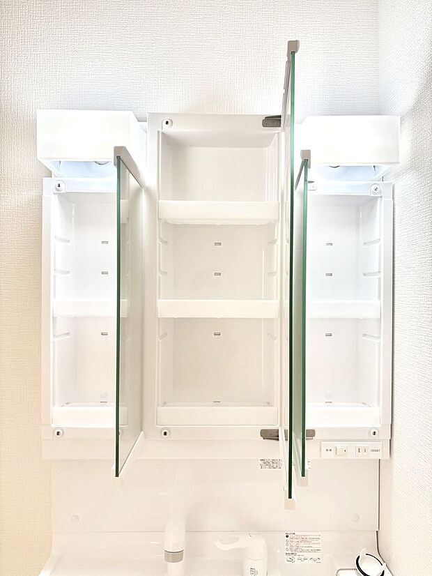 【その他設備(三面鏡裏収納)】三面鏡の裏に、化粧品や衛生用品などを収納可能。洗面台をすっきりと保ちます!
