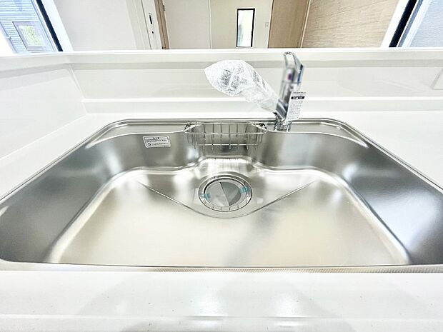 【その他設備(シンク)】広々としたシンクでお料理やお皿洗いもラクラク快適に！