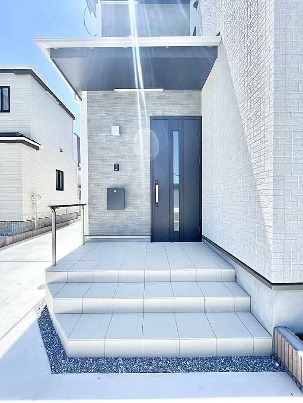 【玄関】大切な家族、来客を出迎える玄関。