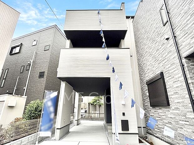 【現地外観写真】洗練された外観、上質な住空間が広がる室内は永く安心して過ごせる住居です。 