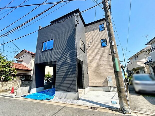 【現地外観写真】洗練された外観、上質な住空間が広がる室内は永く安心して過ごせる住居です。 