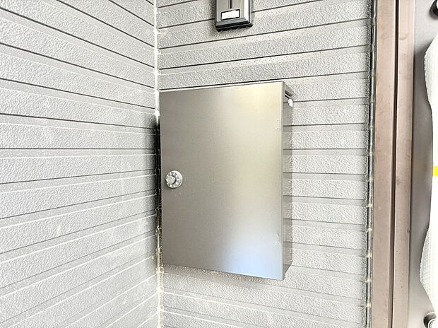 【その他現地】シンプルデザインのポスト。