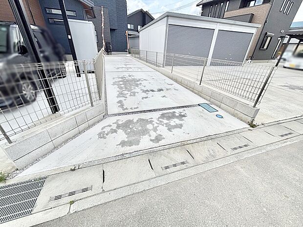 【駐車場】駐車2台可能！急なお客様の駐車に。また、ご家族の自転車スペースとしても大活躍。